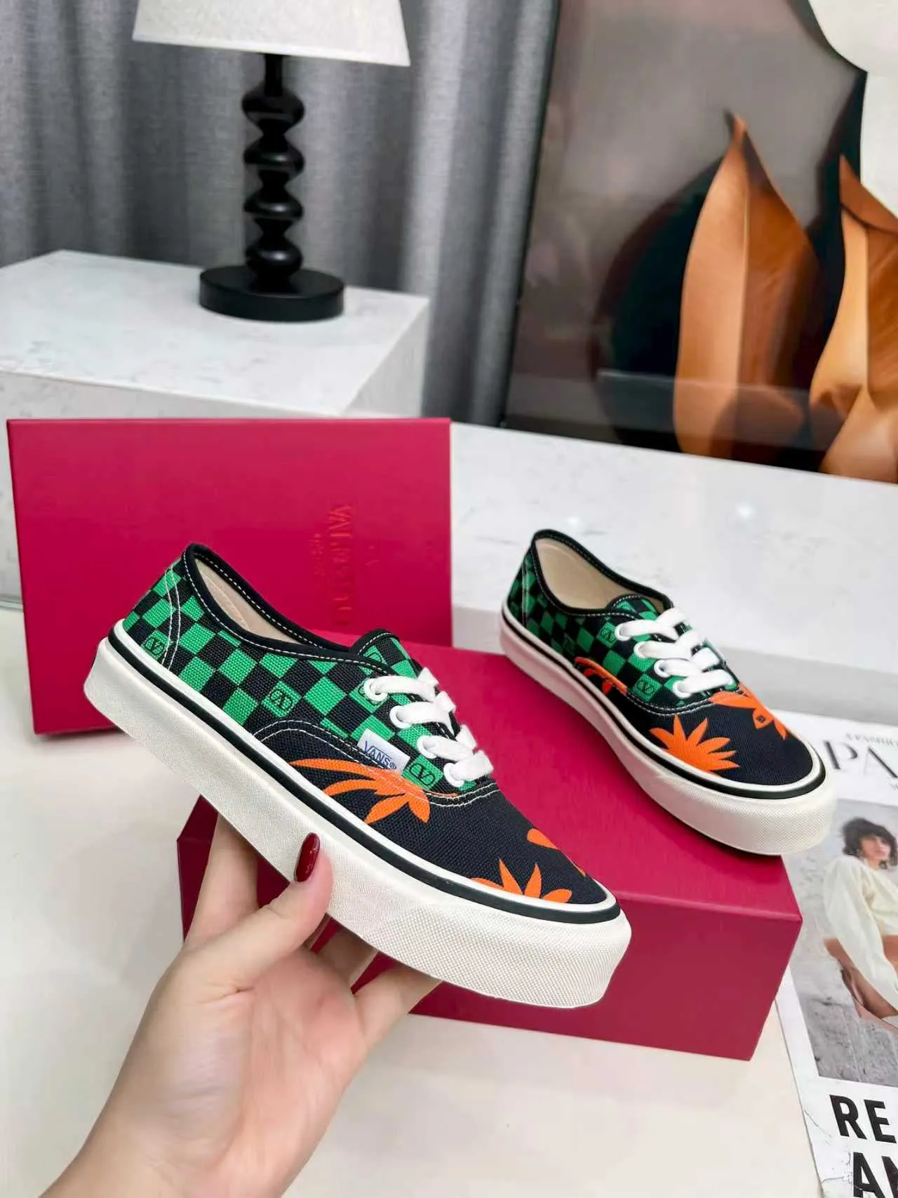 [Valentino Giving classic shoes a personality that spans the ages. Many celebrities - Jolin Tsai. Yang Zi. Liu Wen. Ma Baiquan. Choi Soobin. freen. Song Zuer. JJ Lin. zel. Cecilia Cheung. shark. Xin Yunlai...same style.